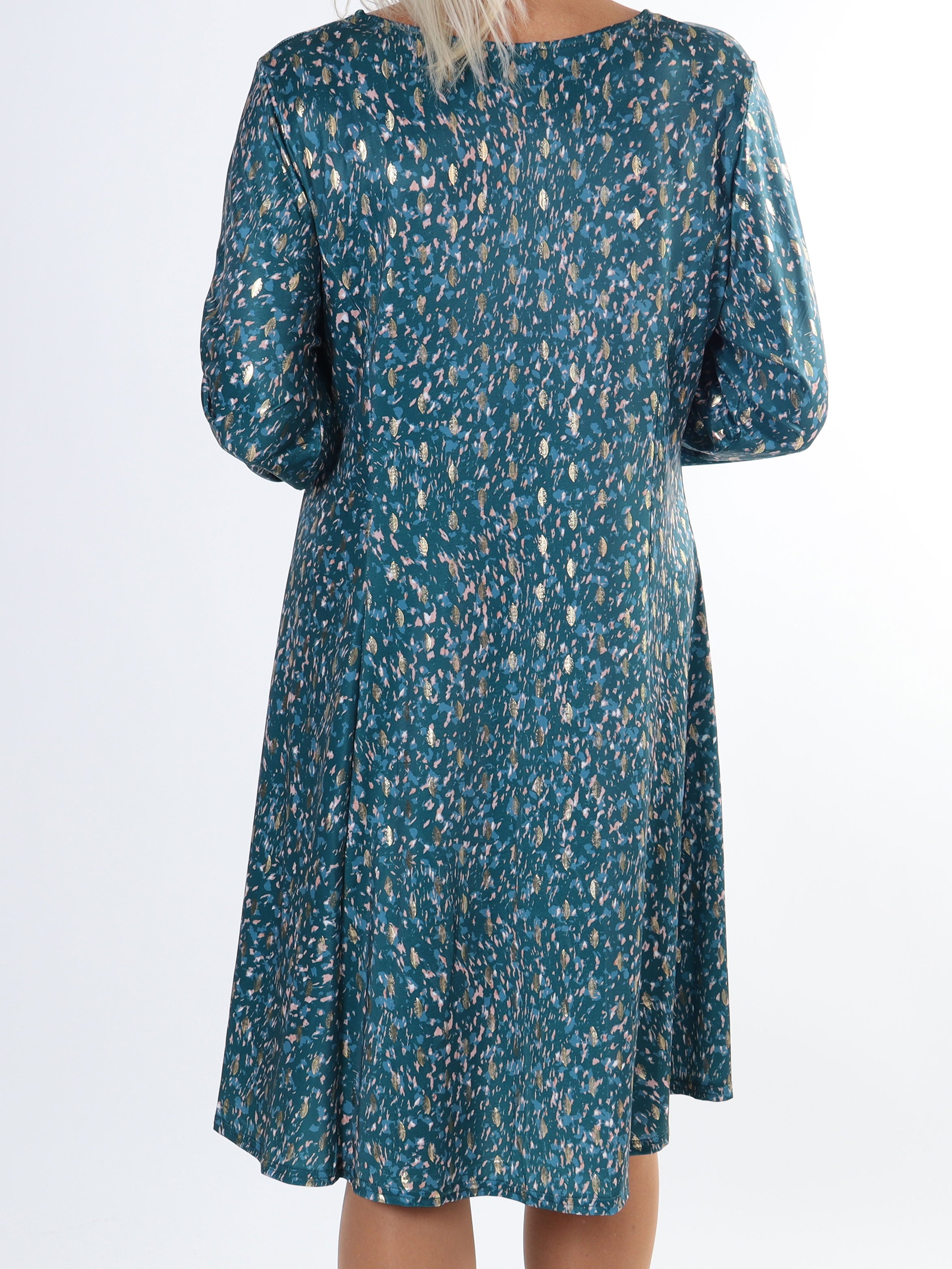 Maj Pattern L/S - Elastisk plus size kjole i print med gulddetaljer